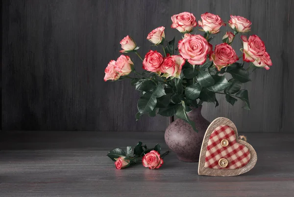 Bouquet Pink Roses Decorative Wooden Heart Dark Rustic Background — Stock Photo, Image