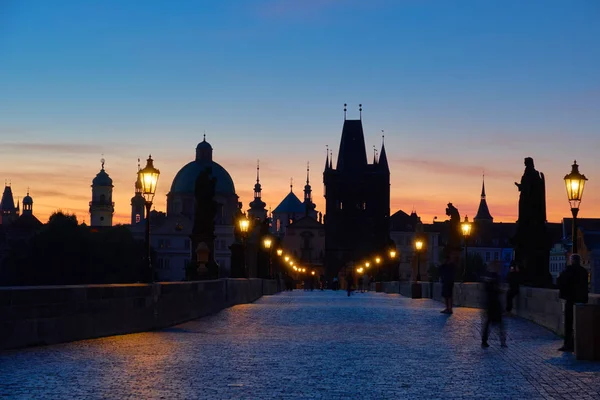 Praha Karlův Most Časně Ráno Nepoznatelnými Turisty Fotografy Čekajícími Východ — Stock fotografie