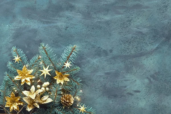 Noel ya da Yeni Yıl düz arka planında metin alanı olan dokuma tahtası yatıyordu. Altın incik boncuklarla, çiçeklerle ve Xmas ışıklarıyla süslenmiş firavun dalları..