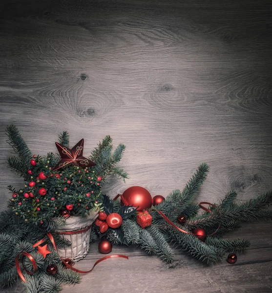 Χριστουγεννιάτικο Ξύλινο Φόντο Στολισμένα Κλαδιά Χριστουγεννιάτικων Δέντρων Και Μούρα Εστιάστε — Φωτογραφία Αρχείου