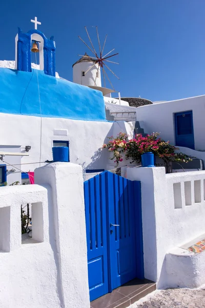 Väderkvarnar och arkitektur ön Santorini, Grekland — Stockfoto