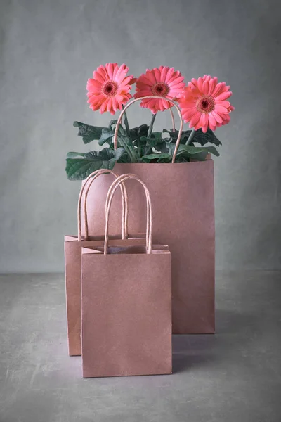 Korallen Gerbera Gänseblümchen Blumen Und Basteltaschen Papper Auf Papier Hintergrund — Stockfoto