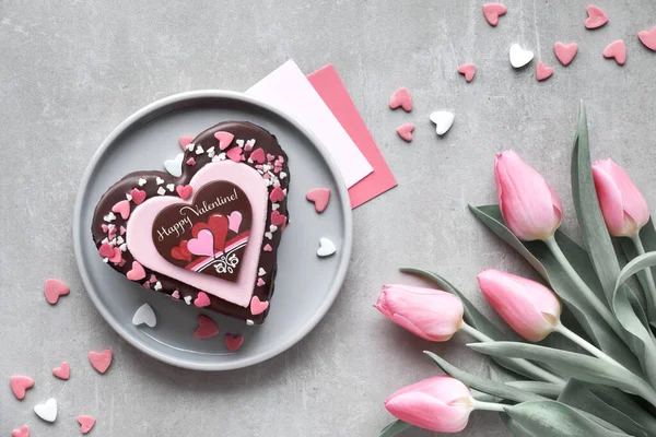 Liten Söt Valentine Choklad Tårta Och Rosa Tulpaner Med Gratulationskort — Stockfoto