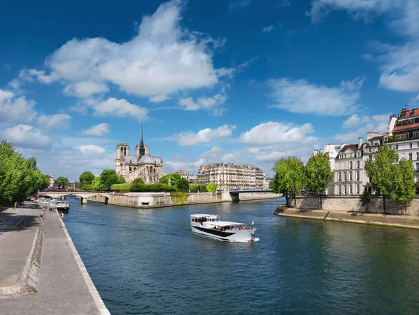 Baharda Paris Nehirdeki Turistik Tekne Notre Dame Katedrali Nin Arkasında — Stok fotoğraf