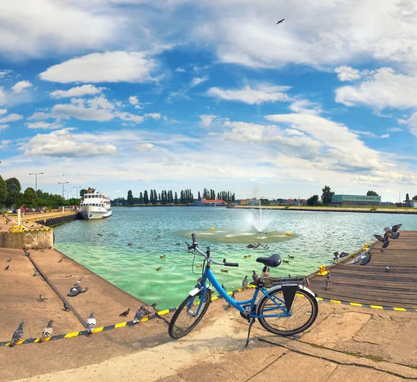 Мбаппе Вид Набережной Свиноуйске Польша Синим Велосипедом Спереди Тонированное Изображение — стоковое фото