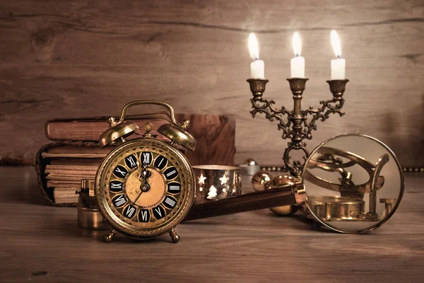 Vintage Alarm Clock Showing Five Twelve Wooden Table Study Room — Stock Photo, Image