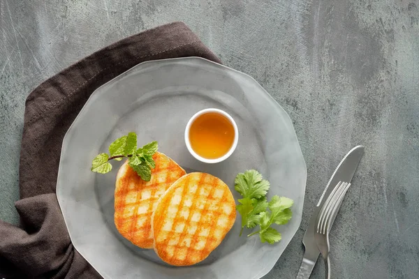 Gegrilde Ronde Plakjes Griekse Kaas Met Honing Verse Munt Korianderbladeren — Stockfoto