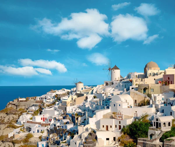Mooie Santorini Griekenland Traditionele Windmolen Appartementen Oia Dorp Een Zonnige — Stockfoto