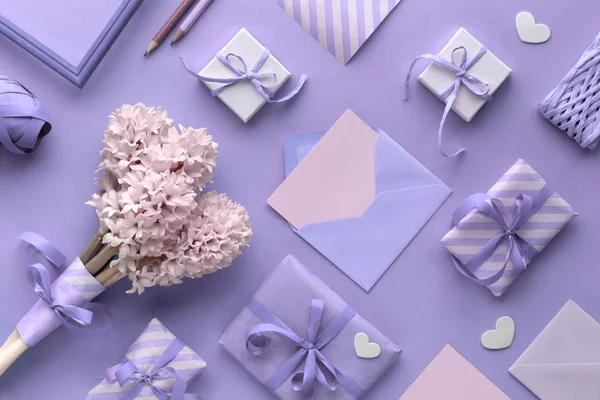 春天的紫色背景 有粉色郁金香 风信子 包装礼品盒和装饰心 — 图库照片