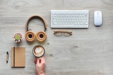 Daire, atığı azaltmak ve sürdürülebilir yaşam tarzını düzenlemek için tek kullanımlık plastik kullanmadan, çevre dostu sürdürülebilir malzemelerden elde edilen modern ofis malzemeleriyle kaplıydı..