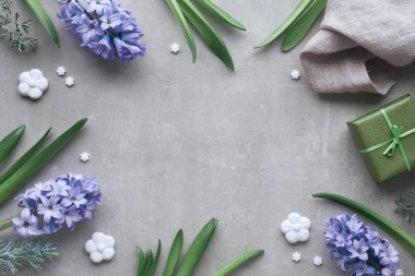 Işık taşı zemin üzerinde mavi sümbül çiçekleri, kopya alanı ile üst görünüm