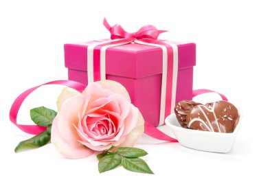 şeritler, kalp çikolata ve beyaz zemin üzerine gül pembe hediye kutusu bağladı