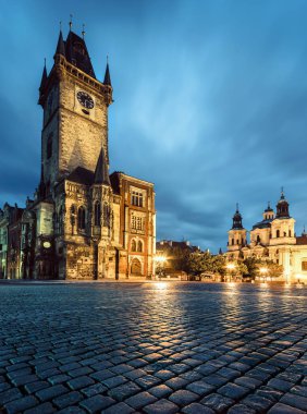 Prag, pazar meydanında geç akşam eski Belediye Binası
