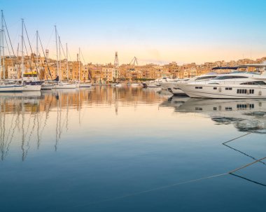 Yelkenli tekneler güneşin doğuşunu Senglea marina Grand Bay, Valetta, Malta, üzerinde satırları