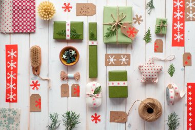 Çeşitli Noel ya da yeni yıl tatilleri çevre dostu dekorasyonlar, kağıt paketler ve yeniden kullanılabilir ya da sıfır atık hediye. Tahtaya yatmış, hediye kutuları kurdele, kordon ve yemliklerle süslenmiş..