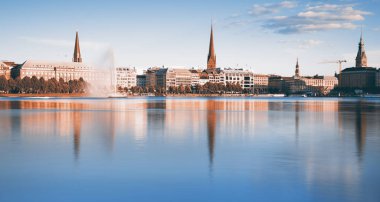 Hamburg, Almanya, iç alster gölün karşısındaki görünümü görüntü tonda