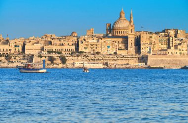 Malta, Valetta, şehir manzarası. Turistik tekne, La Valetta antik surları, eski evler ve St Paul Katedrali