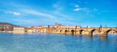 Charles Köprüsü, St. Vitus Katedrali ve Prag 'daki diğer tarihi binalar karşı kıyıdan panorama. Bu resim tonlandırılmış.