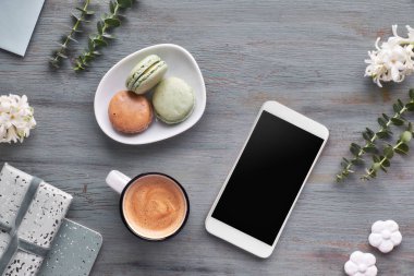 İlkbahar yatağında inci sümbül çiçekleri, okaliptüs, cep telefonu ve hediye kartpostalları vardı.