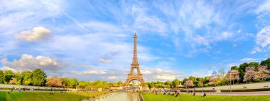 Paris, Fransa - 14 Mayıs 2017: Trocadero çeşmelerinden alınan güneşli bir öğleden sonra Eyfel Kulesi 'nin panoramik görüntüsü. Bu resim tonlandırılmış.