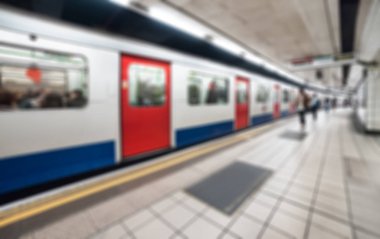 Londra metrosu - platformdaki yeraltı treni, bulanık arkaplan görüntüsü.