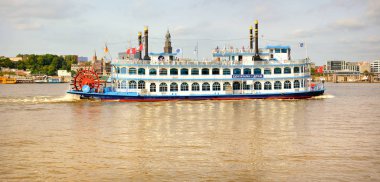 Hanburg, Almanya - 12 Ağustos 2015: Louisiana Star 'ın turist dolu arka tekeri Almanya' nın Hamburg kentindeki Elbe nehrine gidiyor. Panoramik resim.
