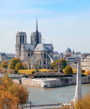 Sonbaharda Paris 'te Notre-Dame Katedrali. 