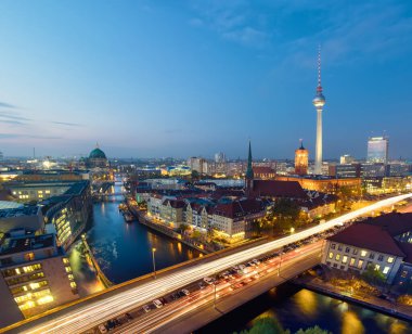 Berlin, gece Spree ve Alexanderplatz nehri üzerinde kuş manzarası.