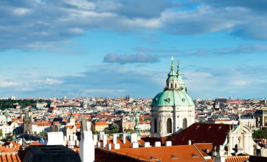 Vista aérea da velha praga com torres de Igreja de são nicolas