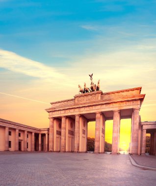 Brandenburg Kapısı, Berlin, Almanya, günbatımı, kapıdaki metin alanı odaklan. Bu görüntü tonda.