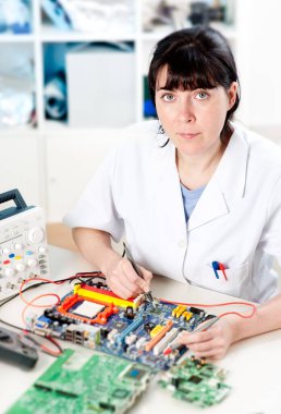 Teknoloji hizmet merkezindeki elektronik ekipmanları test ediyor