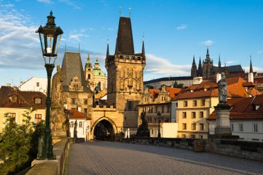 Charles Köprüsü ve mala strana st. vitus Katedrali sabah ile