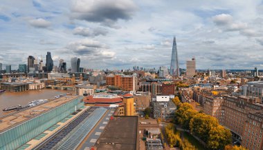 Çömlekle panoramik hava manzarası, Londra ve Londra 'nın gökdelenleri sonbaharda kasvetli bir bulutlu bir günde gökdelenler,