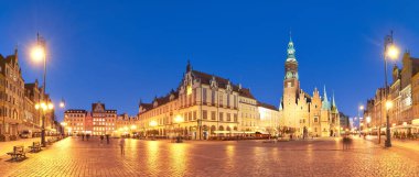 Polonya 'da Wroclaw şehri, Doğu Avrupa. Pazar meydanı ve geceleri belediye binası. Panoramik resim.