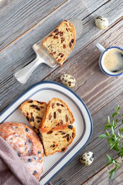 Paskalya Ekmeği (Almanca Osterbrot). Taze yapraklı ve bıldırcın yumurtalı geleneksel meyveli ekmeğin en üst görüntüsü. Paskalya kutlaması için geleneksel Alman tatlısı..