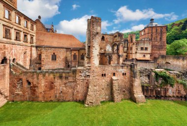 Bahar 'da Heidelberg Kalesi' nin (Heidelberger Schloss) kalıntıları. Bu panoramik görüntü Heidelberg, Almanya 'da çekildi..