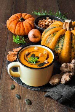 Zencefil ve soğanlı baharatlı balkabağı çorbası, kabak yağı, tohum ve ekmek kırıntılarıyla servis edilir. Bu, kabak çorbasının Alman versiyonu..