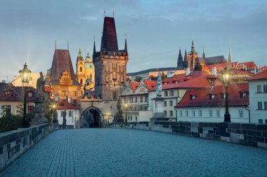 Charles Köprüsü ve mala strana Prag Kalesi sabah ile