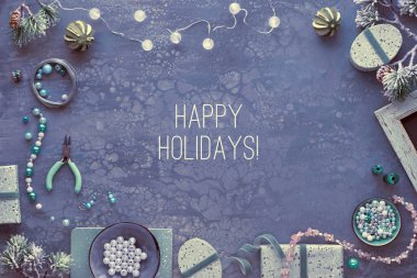 Yaratıcı zanaat hobisi. Noel hediyesi olarak arkadaşlar için el yapımı mücevherler yapıyorum. Koyu sıvı sanat akrilik tahtasında 