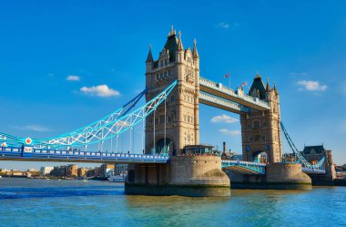 Londra, İngiltere, Tower Köprüsü Baharda güneşli bir günde.
