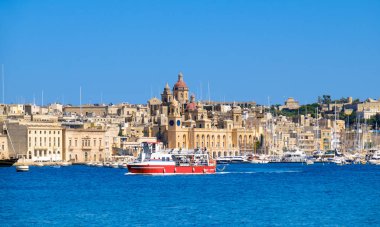 Yolcu tekne Grand Bay, Valetta, Malta, parlak güneşli sabah üzerinde haçlar.