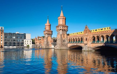 Berlin, Almanya 'da Oberbaum Köprüsü (Oberbaumbruecke) aydınlık bir günde
