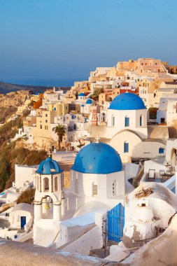 Yunanistan 'ın Santorini adasındaki Oia köyü, sabahın erken saatlerinde. Bu resim tonlandırılmış.