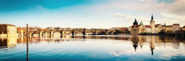 Prag, Charles Köprüsü sabah Vltava Nehri 'ne yansıdı. Panorama görüntüsü ya da web sayfası tasarımı için. Bu resim tonlandırılmış.