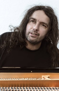 erkek müzisyen tarafından büyük piyano ile üst açmak