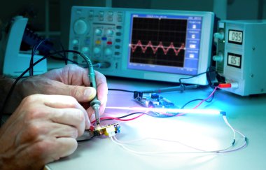 Teknoloji hizmet merkezindeki elektronik ekipmanları test ediyor