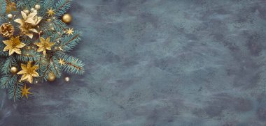 Noel ya da Yeni Yıl arkaplanı, altın incik boncuklarla süslenmiş köknar dallarıyla, çiçeklerle, kozalaklarla ve soyut koyu dokulu arka planda bolca metin alanı olan Xmas ışıklarıyla süslenmiş..