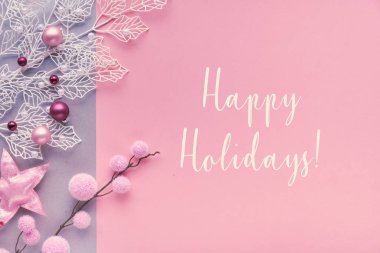 Romantik Noel manzarası, arka planda iki renkli kağıdın üzerinde 