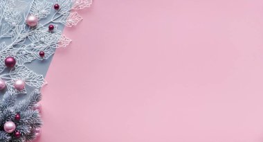 Parlak geometrik yaprakları olan beyaz kış dalı ve ışık ve cam toplarla süslenmiş yapay Xmas ağacı. Panoramik Noel dairesi iki renkli kağıda uzanıyordu, pembe ve gümüş zemin, kopyalama alanı.