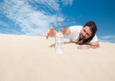 bir şişe su için çölde susuz adamın ulaşır 